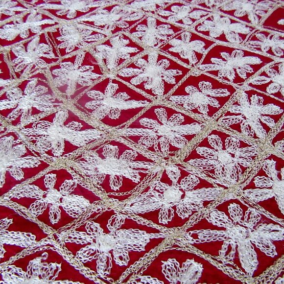 Vintage wine red tablecloth & 4 napkins with white and metallic gold embroidery - Picture 6 of 9